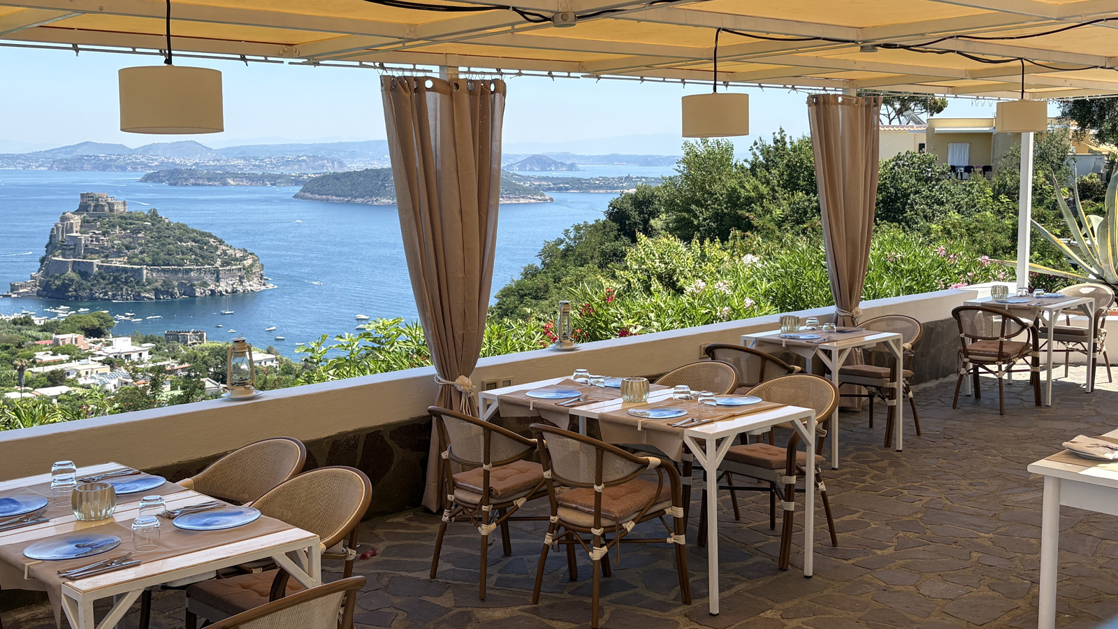 Jeder Tisch erzählt von einer Aussicht. Jedes Gericht erzählt von Ischia.