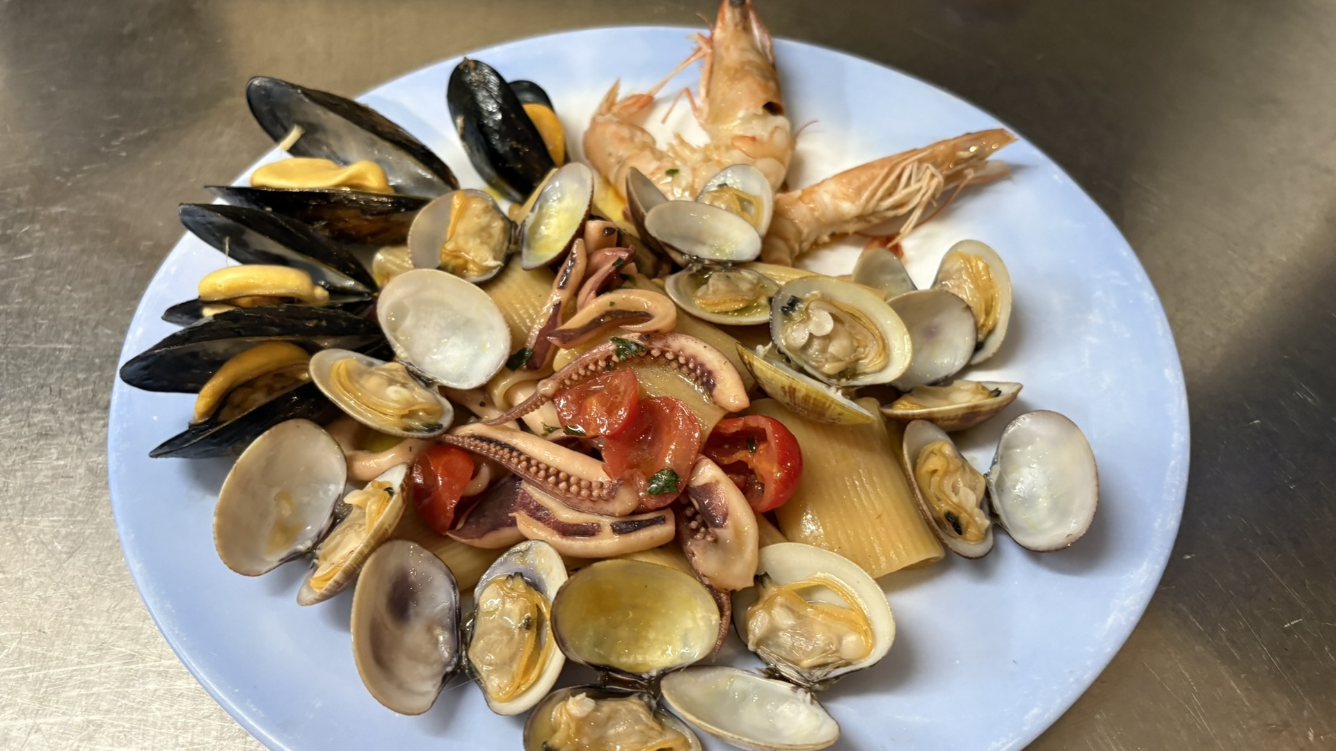 Paccheri ai frutti di mare con cozze, vongole e gamberi – Barracuda Restaurant Ischia