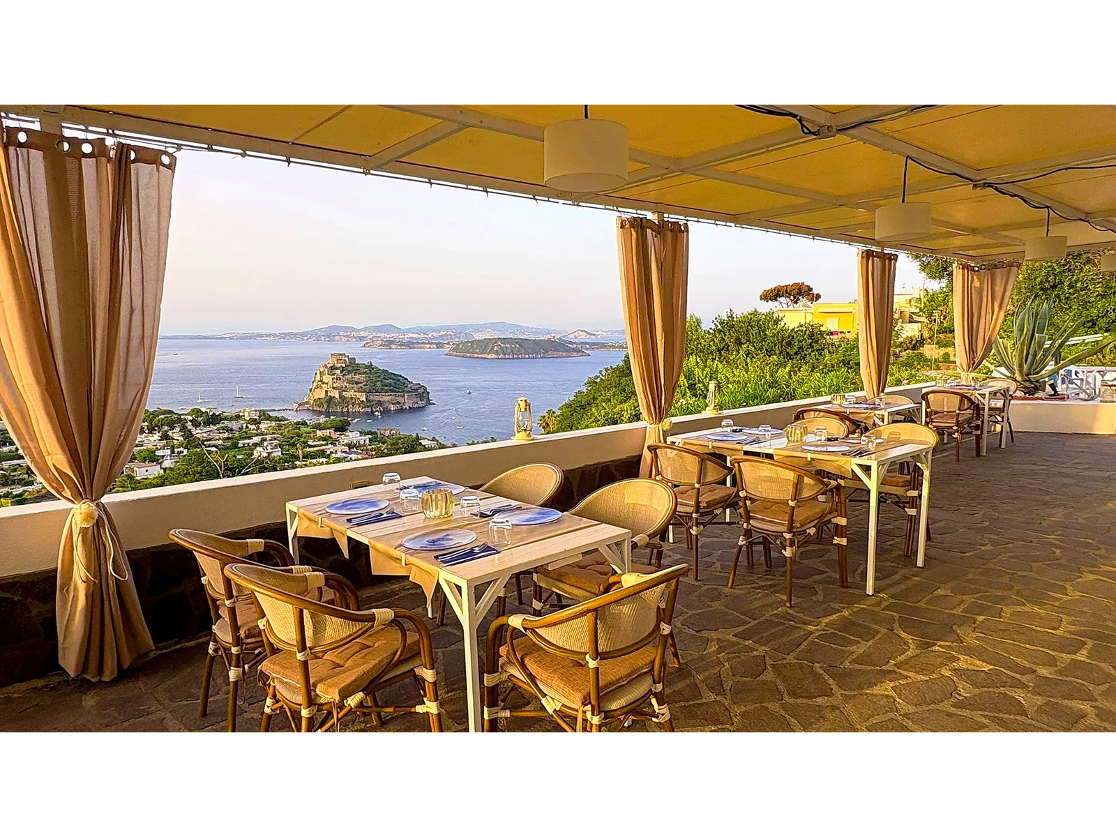 Una terrazza sospesa sul mare